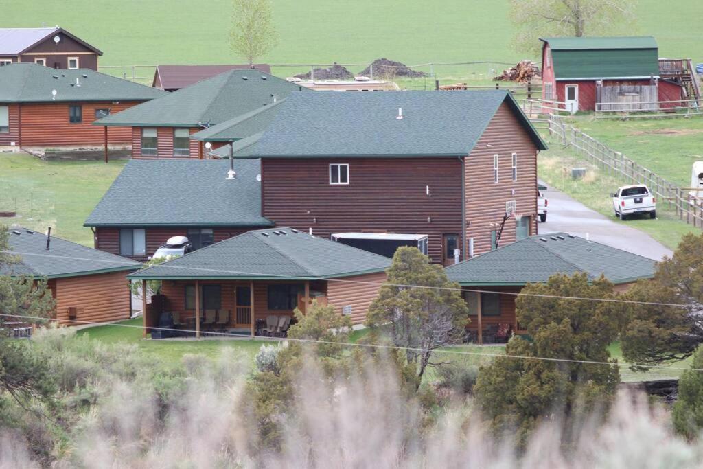 Bison Lodge - Lg Home - 2 Bedrooms - Less Than 5 Miles To Yellowstone North Entrance, Sleeps Up To 8 Gardiner Exterior foto