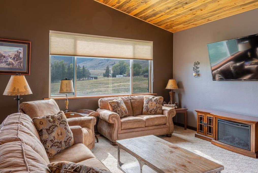 Bison Lodge - Lg Home - 2 Bedrooms - Less Than 5 Miles To Yellowstone North Entrance, Sleeps Up To 8 Gardiner Exterior foto